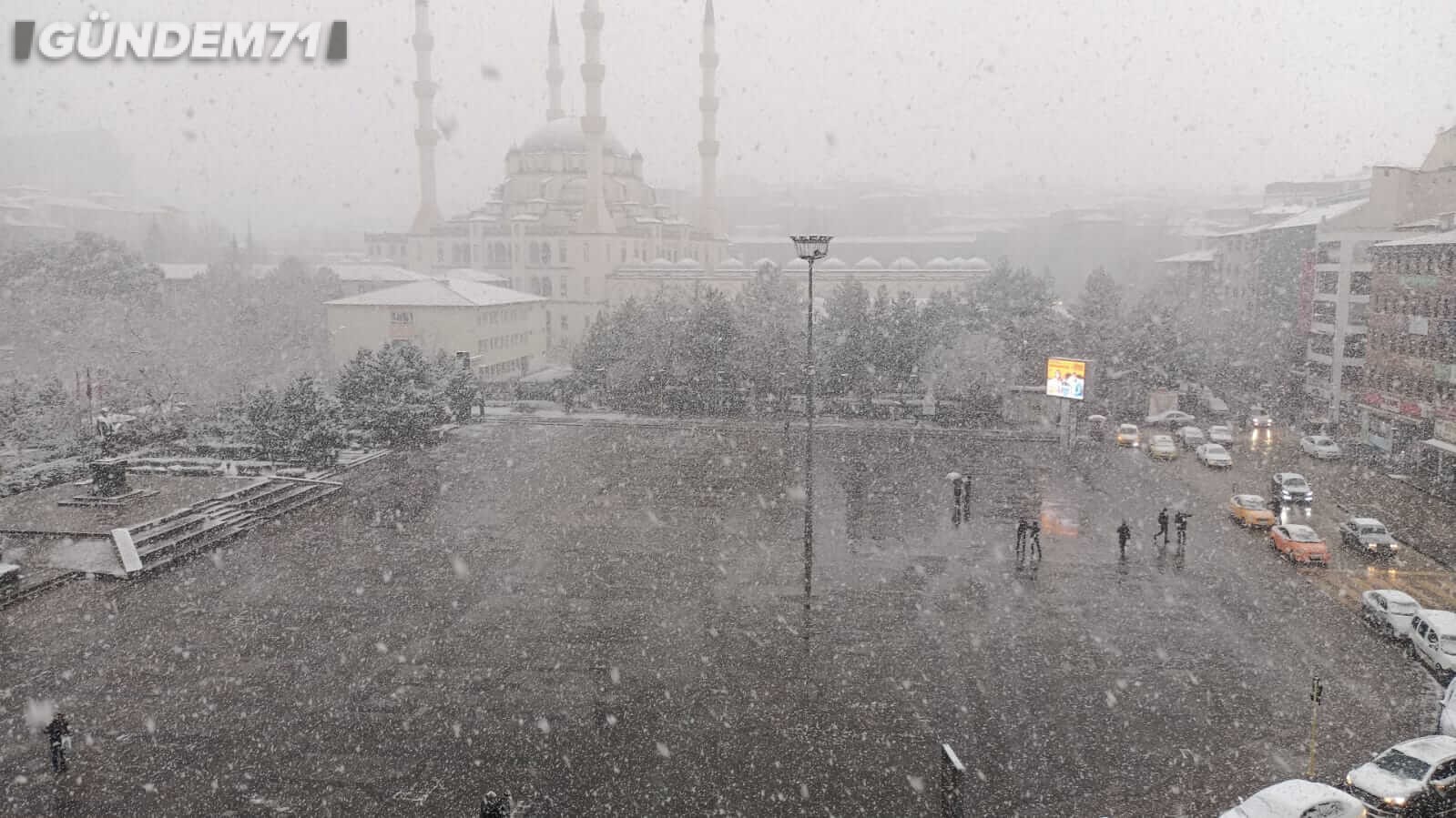 kirikkale-mart-ayi-kar-yagisi-02-1 Meteoroloji'nin Tahminleri Tuttu; Kırıkkale'ye Mart Ayında Lapa Lapa Kar Yağdı
