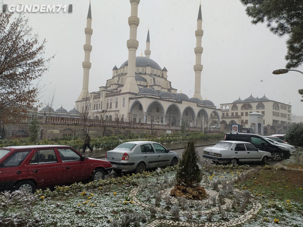 kirikkale-mart-ayi-kar-yagisi-03-1 Meteoroloji'nin Tahminleri Tuttu; Kırıkkale'ye Mart Ayında Lapa Lapa Kar Yağdı