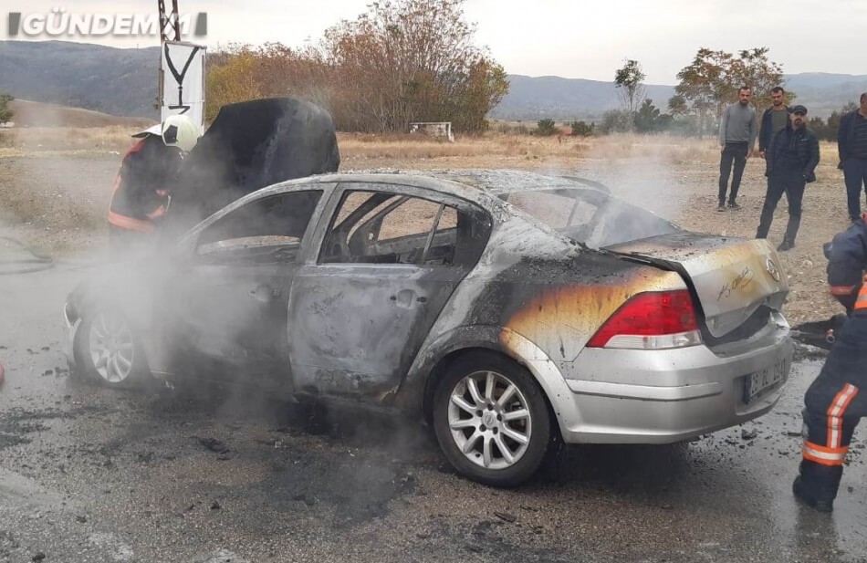 kirikkale-ankara-otomobil-yangini-02 Kırıkkale - Ankara Yolunda Otomobil Yangını; Maddi Hasar Oluştu