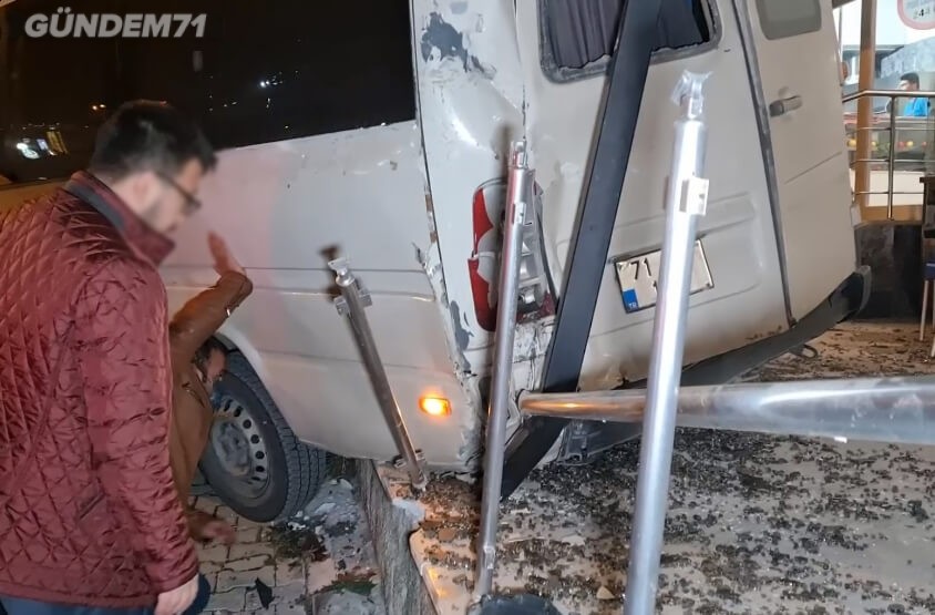 kirikkale-trafik-kazasi-freni-bosalan-minibus-02 Kırıkkale'de Trafik Kazası; Freni Boşalan Minibüs İşyerine Girdi