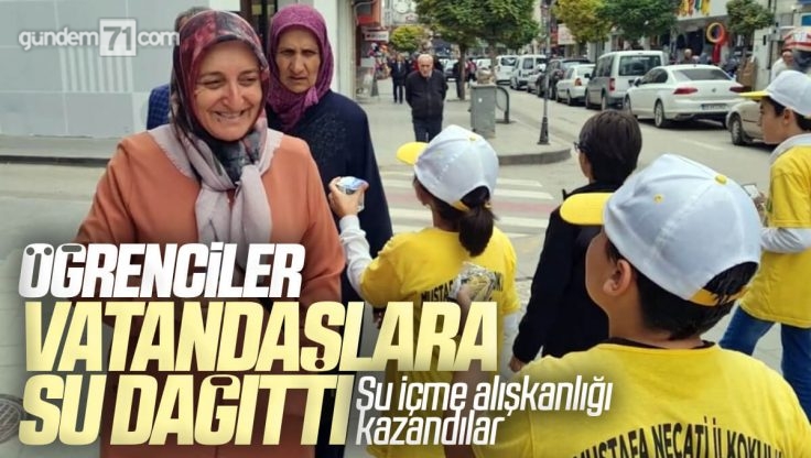 Kırıkkale’de Su İçme Alışkanlığı Kazandırma Etkinliği; Öğrenciler Vatandaşlara Su Dağıttı