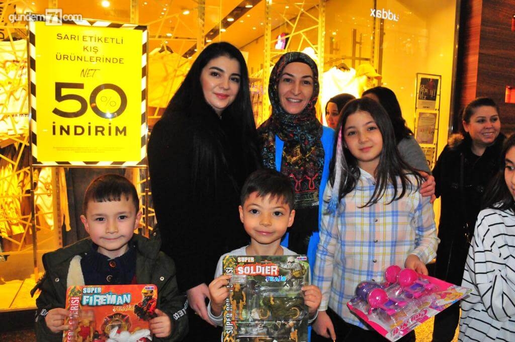 mhp-kirikkale-il-baskanligi-cocuklara-oyuncak-hediye-etti-2 MHP İl Başkanlığı Kırıkkale'de Çocuklara Oyuncak Hediye Etti