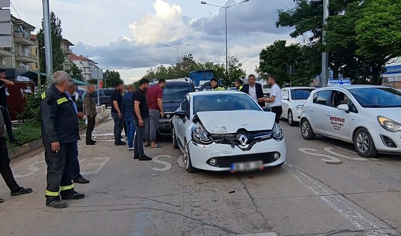 kirikkale-zincirleme-trafik-kazasi-4-arac-birbirine-girdi-2 Kırıkkale'de Zincirleme Kaza, 4 Araç Birbirine Girdi