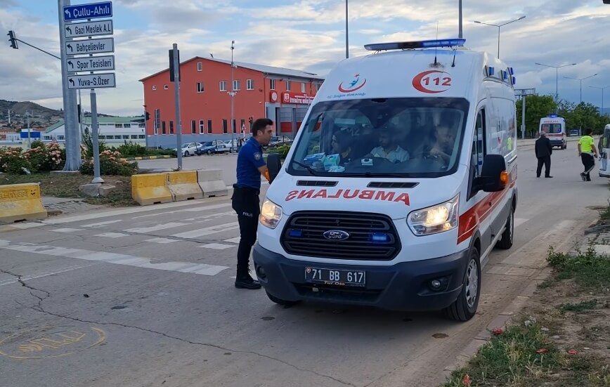 kirikkale-zincirleme-trafik-kazasi-4-arac-birbirine-girdi-3 Kırıkkale'de Zincirleme Kaza, 4 Araç Birbirine Girdi