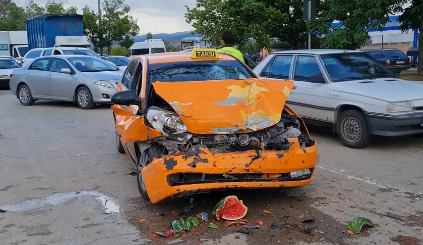 kirikkale-zincirleme-trafik-kazasi-4-arac-birbirine-girdi-4 Kırıkkale'de Zincirleme Kaza, 4 Araç Birbirine Girdi