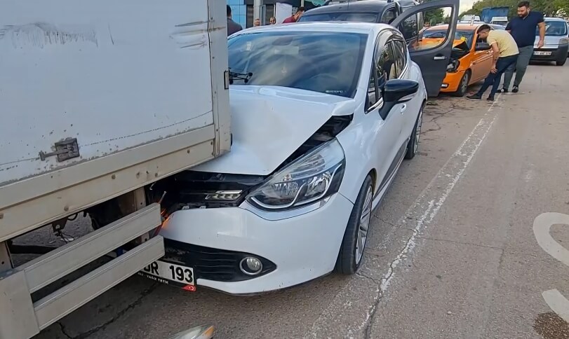 kirikkale-zincirleme-trafik-kazasi-4-arac-birbirine-girdi-6 Kırıkkale'de Zincirleme Kaza, 4 Araç Birbirine Girdi