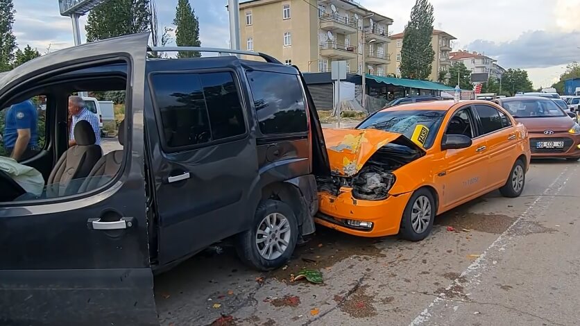 kirikkale-zincirleme-trafik-kazasi-4-arac-birbirine-girdi-7 Kırıkkale'de Zincirleme Kaza, 4 Araç Birbirine Girdi