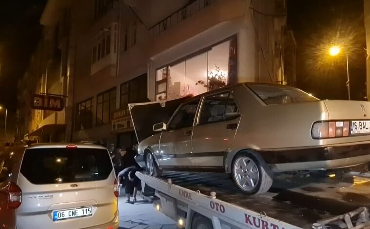 kirikkale-hizini-alamayan-otomobil-is-yerine-girdi-4 Kırıkkale'de Hızını Alamayan Otomobil, İş Yerine Çarparak Durabildi
