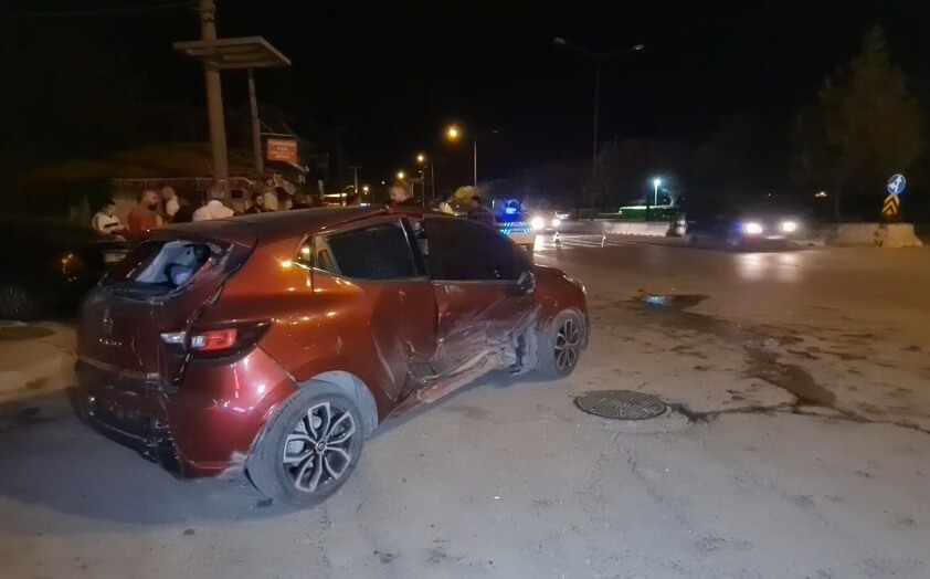 kirikkale-kavsak-trafik-kazasi-4-yarali-1 Kırıkkale'de Kavşakta Trafik Kazası; 2'si Çocuk 4 Kişi Yaralandı