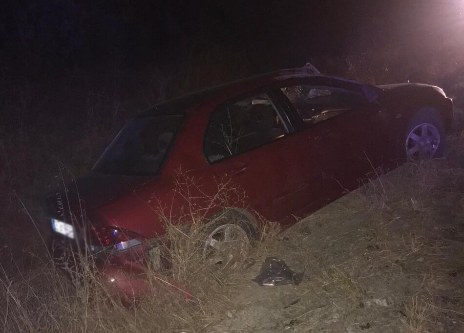kirikkale-trafik-kazasi-2-kisi-yaralandi-2 Kırıkkale'de Feci Trafik Kazası, Seyir Halindeki Otomobil Şarampole Devrildi; 2 Kişi Yaralandı