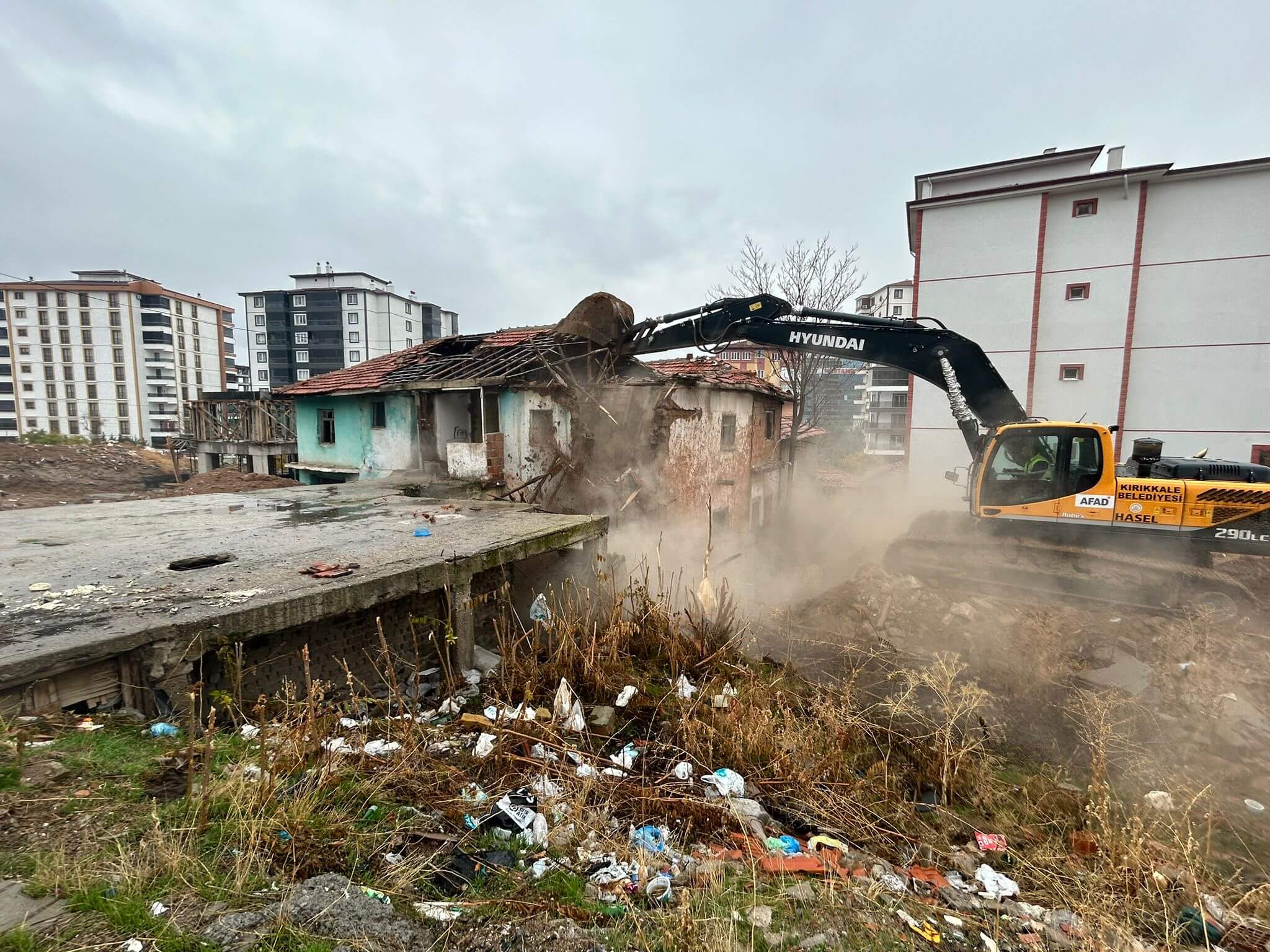 kirikkale-metruk-binalar-yikiliyor-2 Kırıkkale'de Çirkin Görüntüye Neden Olan Metruk Binalar Yıkılıyor