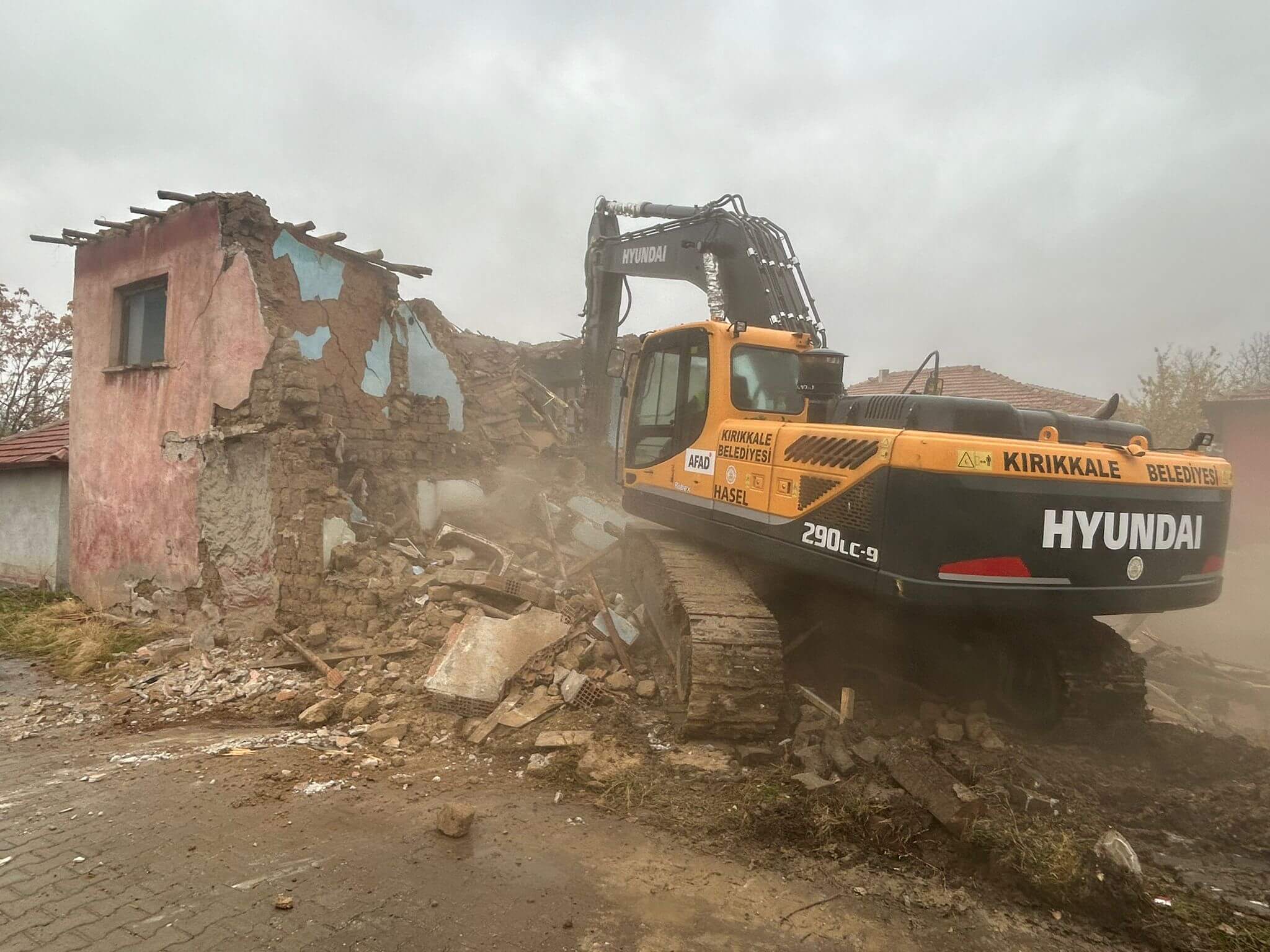 kirikkale-metruk-binalar-yikiliyor-4 Kırıkkale'de Çirkin Görüntüye Neden Olan Metruk Binalar Yıkılıyor