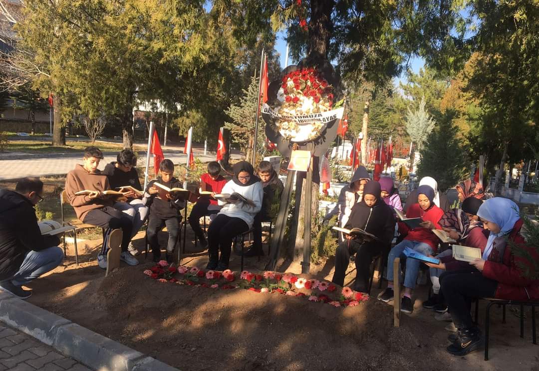 kirikkale-ogrenciler-sehit-semih-yilmaz-kabri-kuran-2 Kırıkkale'de Öğrenciler Şehit Semih Yılmaz'ın Kabrinde Kur'an Okuyup Dua Ettiler