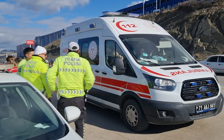 kirikkale-feci-trafik-kazasi-yara-almadan-kurtuldular-4 Kırıkkale'de Feci Trafik Kazası, Emniyet Kemeri Sayesinde Yara Almadan Kurtuldular
