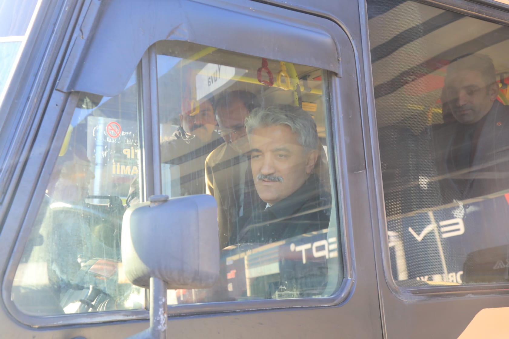 kirikkale-valisi-mehmet-makas-minibus-ziyaret-3 Vali Mehmet Makas, Kırıkkale Minibüscü Esnafını Ziyaret Etti