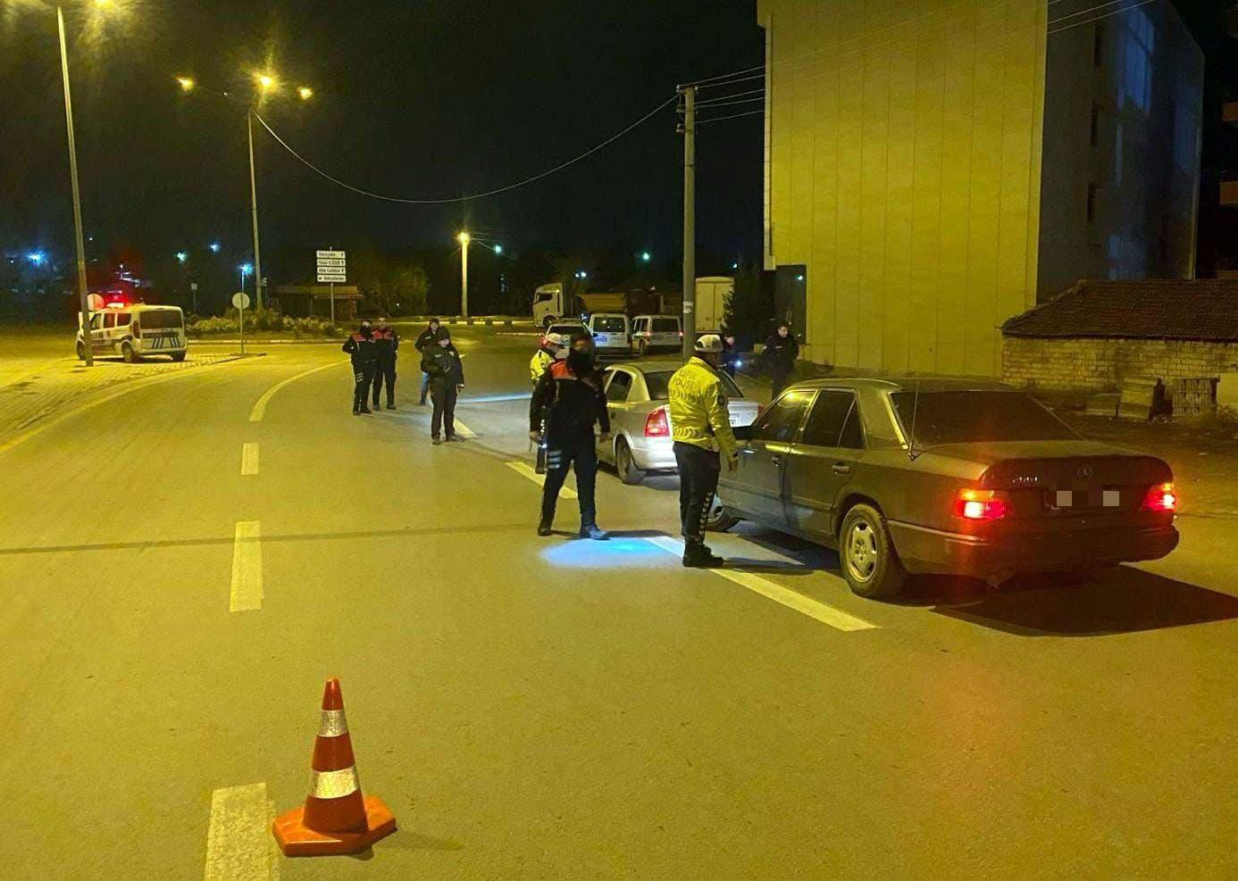 kirikkale-araclar-ceza-yagdi-2 Kırıkkale'de Polis Ekiplerinden Gece Uygulaması; 47 Araca Cezai İşlem Uygulandı 41 Araç Trafikten Men Edildi
