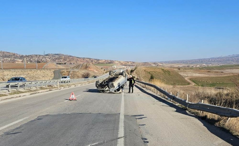 kirikkale-feci-trafik-kazasi-2 Kırıkkale'de Feci Trafik Kazası, Ters Dönen Hafif Ticari Araç Sürücüsü Yaralandı
