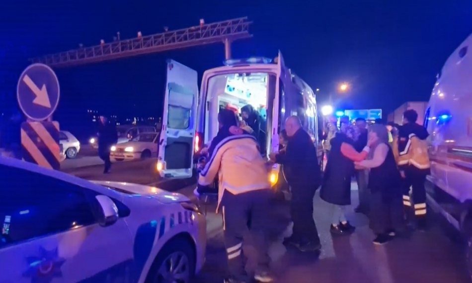 kirikkale-feci-trafik-kazasi-5 Kırıkkale'de Feci Trafik Kazası, Tırla Çarpışan Hafif Ticari Araç Hurdaya Döndü: 3 Yaralı