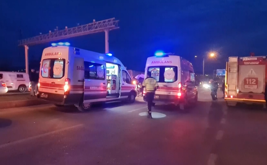 kirikkale-feci-trafik-kazasi-7 Kırıkkale'de Feci Trafik Kazası, Tırla Çarpışan Hafif Ticari Araç Hurdaya Döndü: 3 Yaralı
