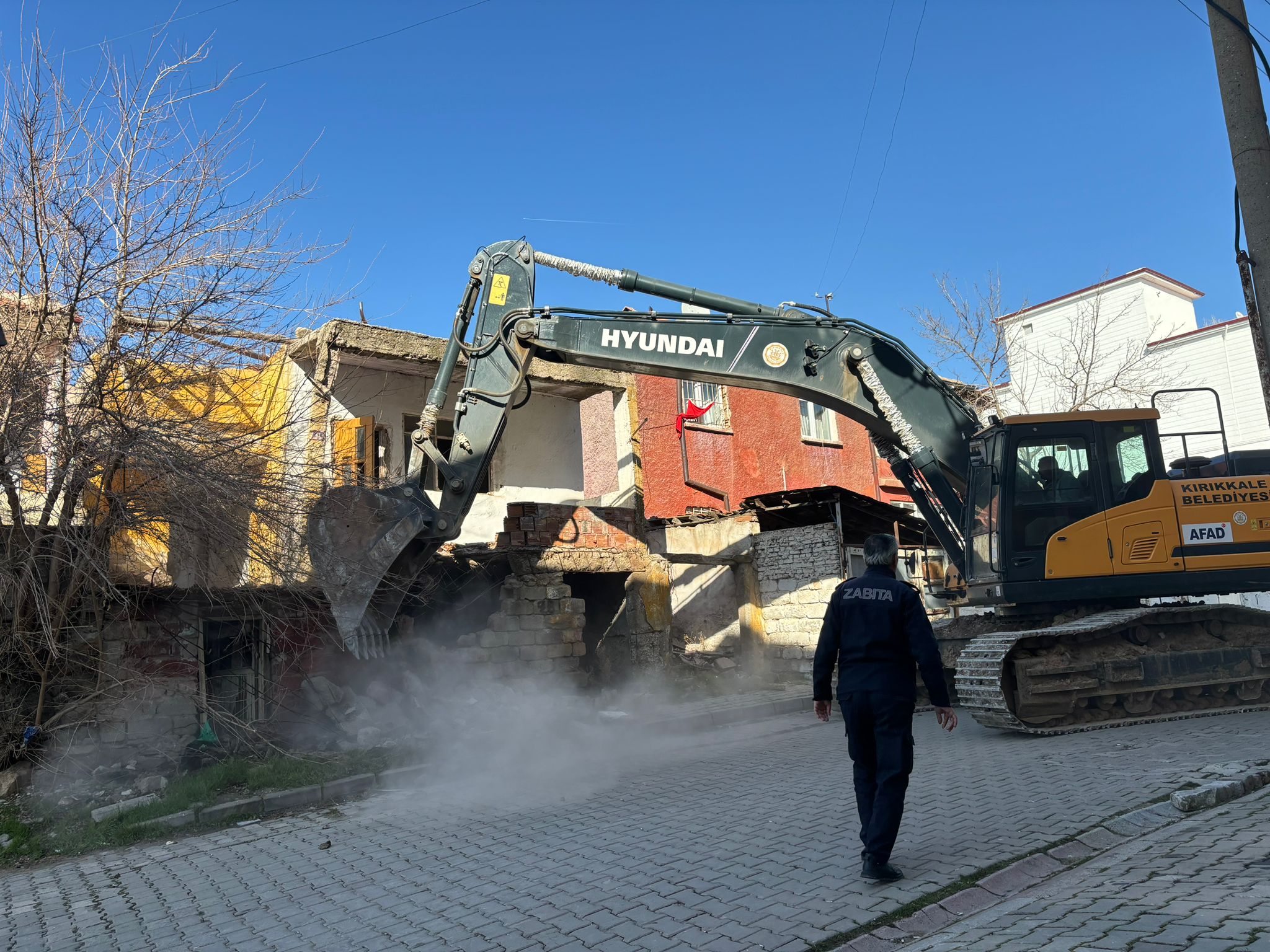 kirikkale-metruk-binalar-yikiliyor-2 Kırıkkale Belediyesi Kaçak İnşaat Ekipleri Metruk Binaların Yıkımına Devam Ediyor