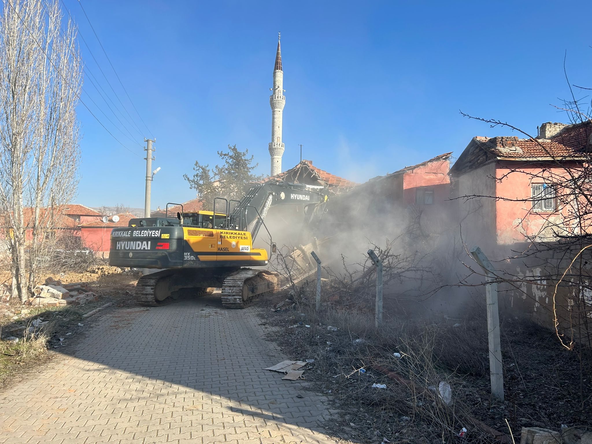 kirikkale-metruk-binalar-yikiliyor-3 Kırıkkale Belediyesi Kaçak İnşaat Ekipleri Metruk Binaların Yıkımına Devam Ediyor