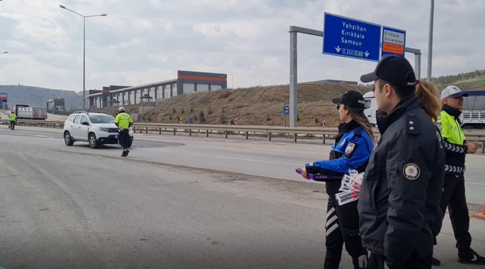 1709889879_01 Kırıkkale'de Polis Ekipleri Kadın Sürücüleri Durdurarak Çikolata ve Karanfil İkram Ettiler