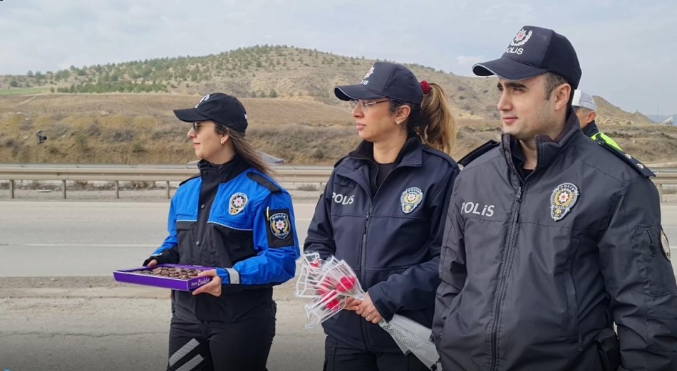 1709889880_02 Kırıkkale'de Polis Ekipleri Kadın Sürücüleri Durdurarak Çikolata ve Karanfil İkram Ettiler