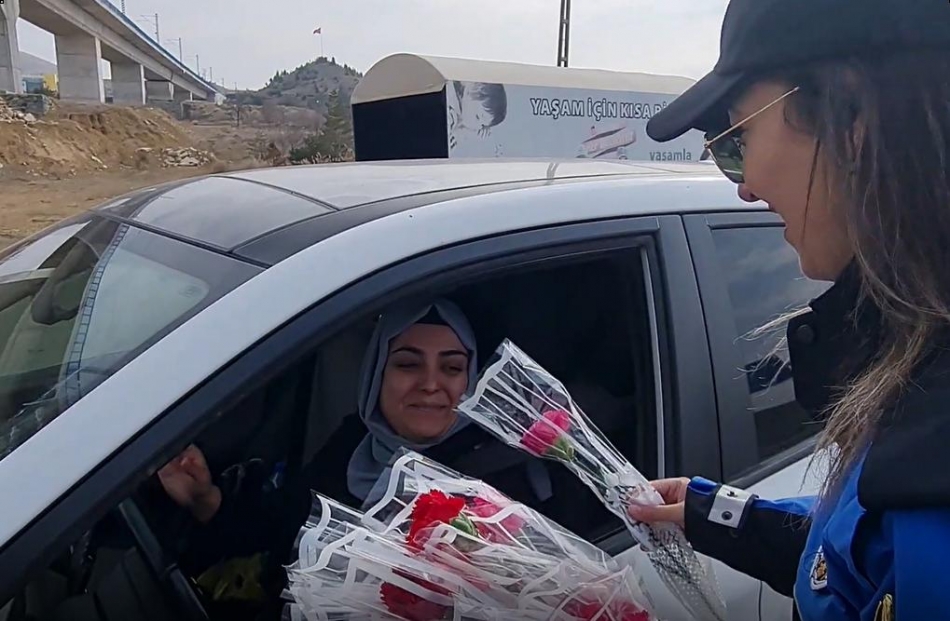 1709889881_89 Kırıkkale'de Polis Ekipleri Kadın Sürücüleri Durdurarak Çikolata ve Karanfil İkram Ettiler
