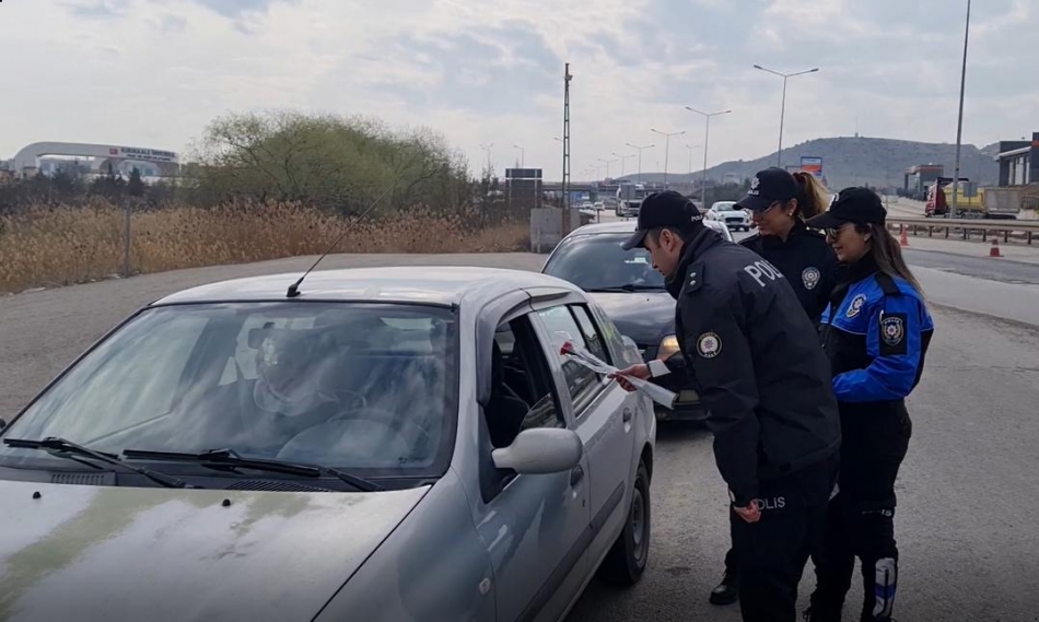 1709889882_33 Kırıkkale'de Polis Ekipleri Kadın Sürücüleri Durdurarak Çikolata ve Karanfil İkram Ettiler