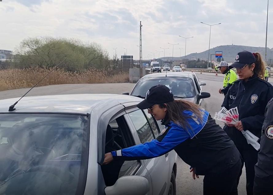 1709889882_44 Kırıkkale'de Polis Ekipleri Kadın Sürücüleri Durdurarak Çikolata ve Karanfil İkram Ettiler