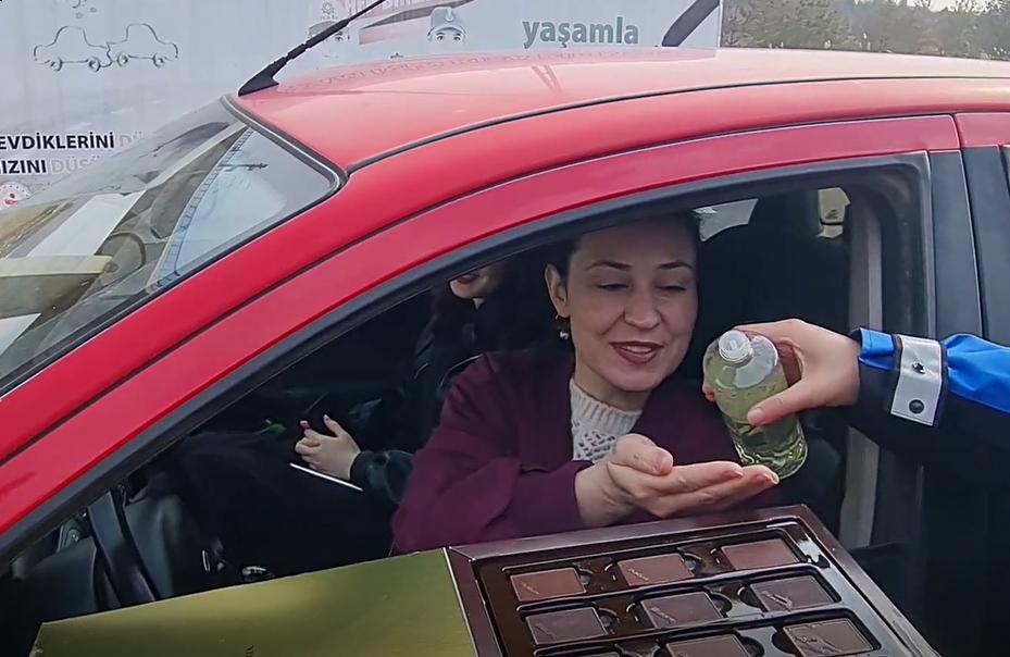 1709889882_d7 Kırıkkale'de Polis Ekipleri Kadın Sürücüleri Durdurarak Çikolata ve Karanfil İkram Ettiler