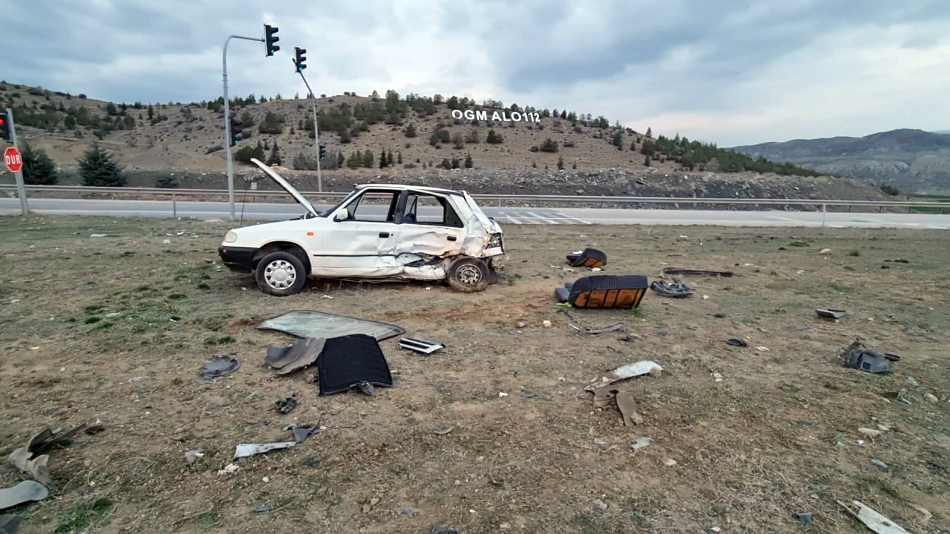 kirikkale-feci-trafik-kazasi-2-yarali-2 Kırıkkale'de Feci Trafik Kazası; Otomobilin Koltukları Yerinden Fırladı 2 Kişi Yaralandı