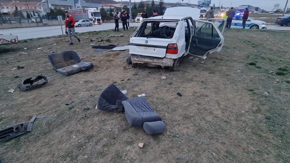 kirikkale-feci-trafik-kazasi-2-yarali-3 Kırıkkale'de Feci Trafik Kazası; Otomobilin Koltukları Yerinden Fırladı 2 Kişi Yaralandı