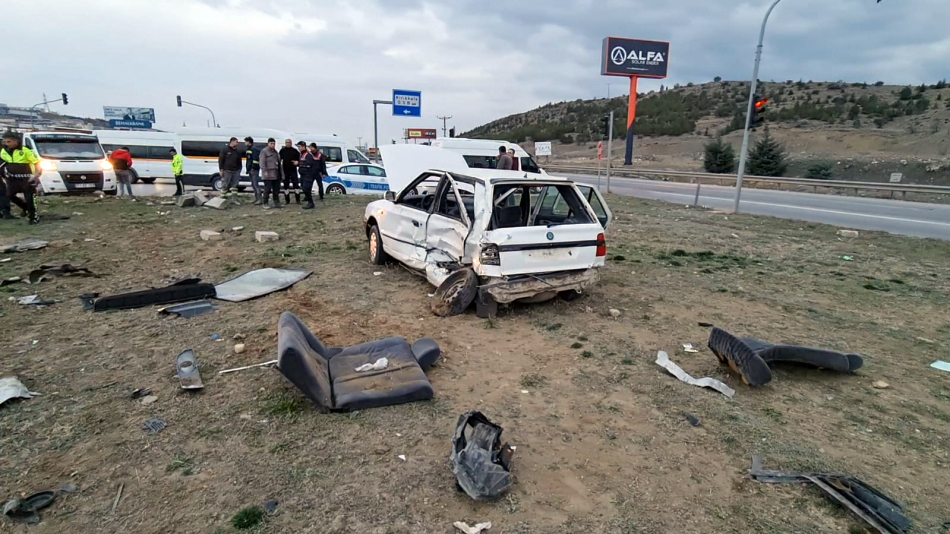 kirikkale-feci-trafik-kazasi-2-yarali-4 Kırıkkale'de Feci Trafik Kazası; Otomobilin Koltukları Yerinden Fırladı 2 Kişi Yaralandı