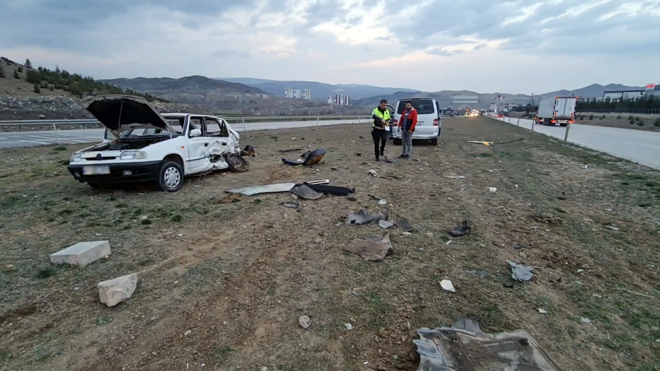 kirikkale-feci-trafik-kazasi-2-yarali-5 Kırıkkale'de Feci Trafik Kazası; Otomobilin Koltukları Yerinden Fırladı 2 Kişi Yaralandı