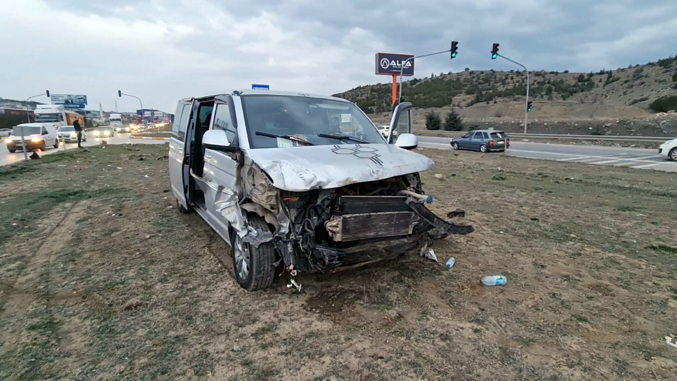 kirikkale-feci-trafik-kazasi-2-yarali-6 Kırıkkale'de Feci Trafik Kazası; Otomobilin Koltukları Yerinden Fırladı 2 Kişi Yaralandı