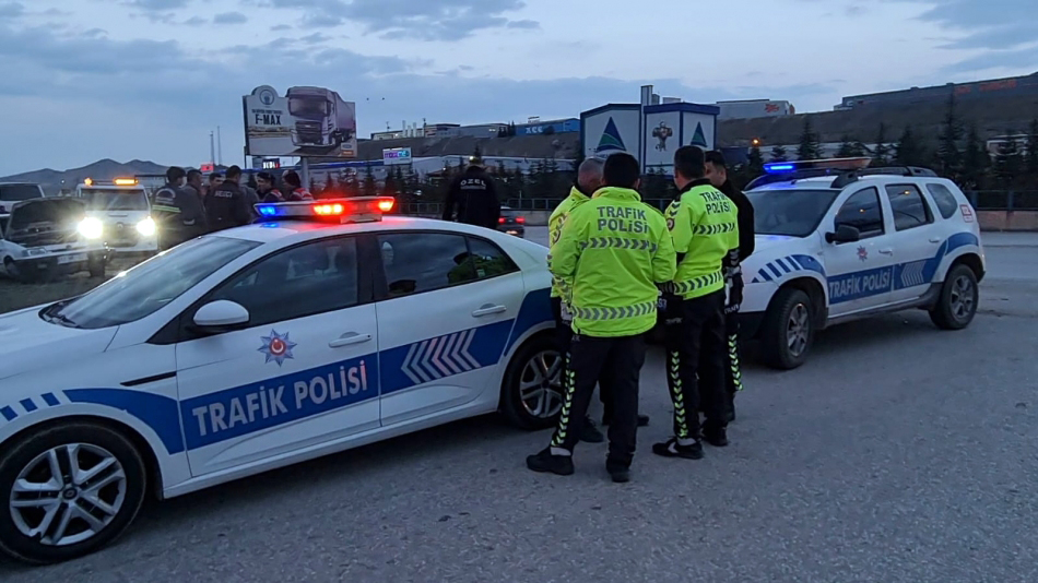 kirikkale-feci-trafik-kazasi-2-yarali-7 Kırıkkale'de Feci Trafik Kazası; Otomobilin Koltukları Yerinden Fırladı 2 Kişi Yaralandı