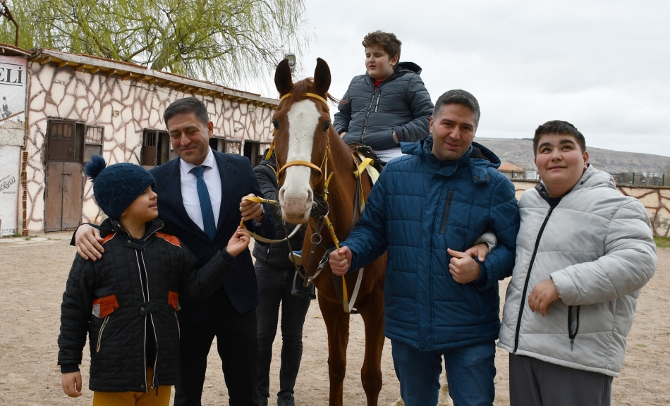 kirikkale-ozel-cocuklar-atlar-terapi-2 Kırıkkale'de Özel Çocuklara Atlarla Terapi Uygulanıyor