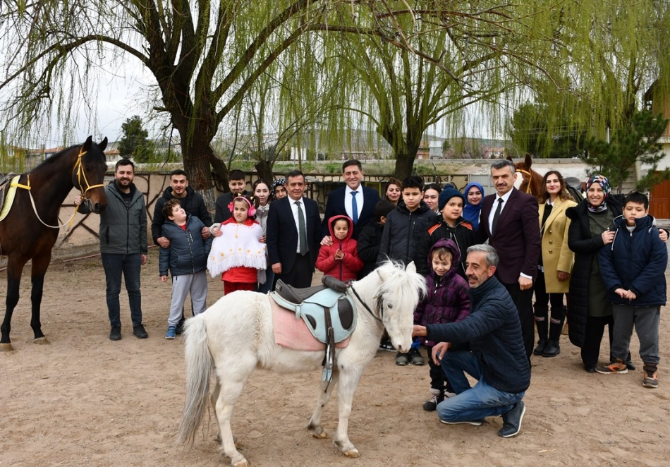 kirikkale-ozel-cocuklar-atlar-terapi-3 Kırıkkale'de Özel Çocuklara Atlarla Terapi Uygulanıyor