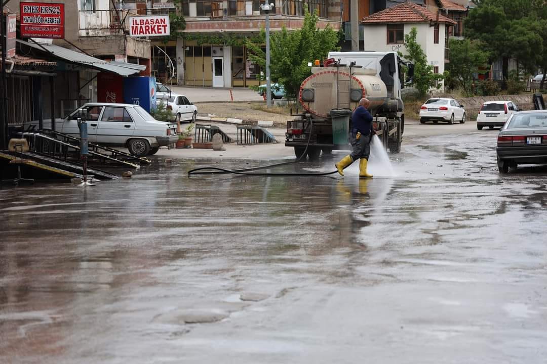 kirikkale-belediyesi-sanayi-sitesi-temizleme-yikama-2 Kırıkkale Belediyesi Sanayi Sitesinde Yıkma ve Temizleme Çalışması Yaptı