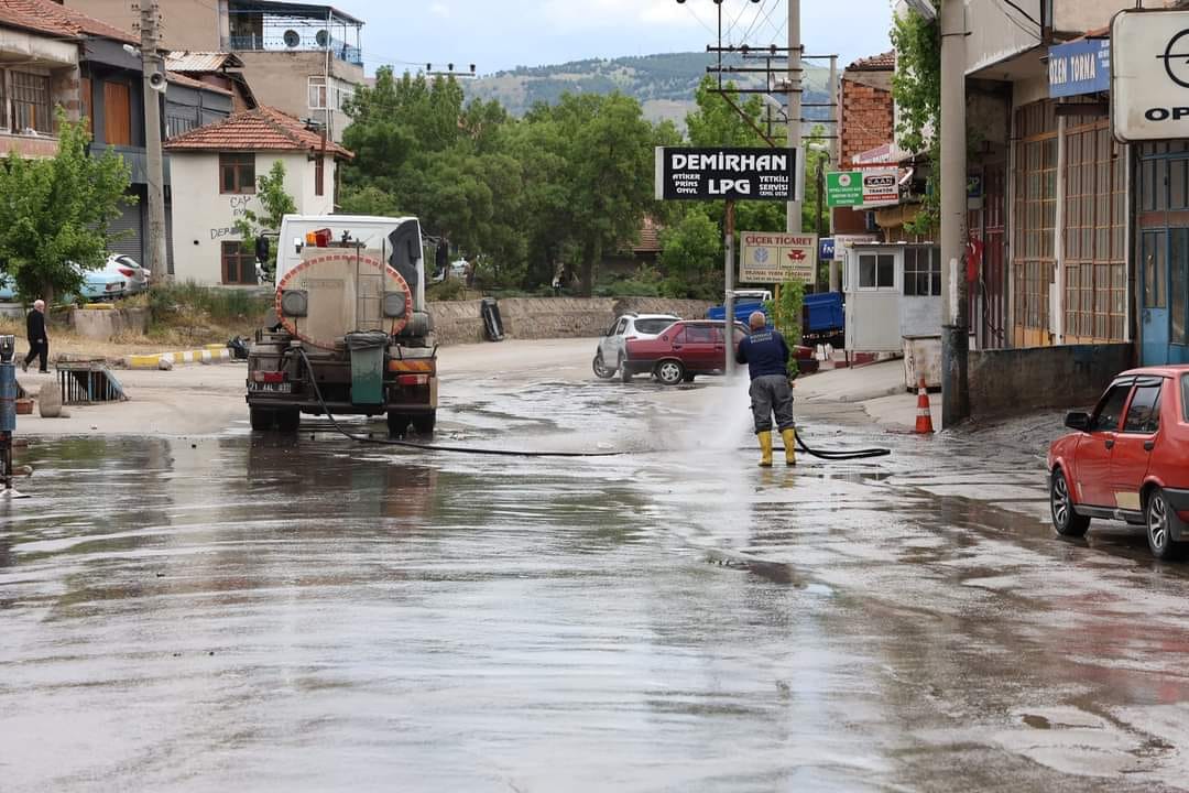 kirikkale-belediyesi-sanayi-sitesi-temizleme-yikama-3 Kırıkkale Belediyesi Sanayi Sitesinde Yıkma ve Temizleme Çalışması Yaptı