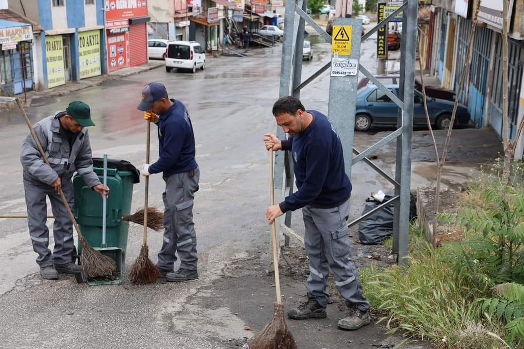 kirikkale-belediyesi-sanayi-sitesi-temizleme-yikama-5 Kırıkkale Belediyesi Sanayi Sitesinde Yıkma ve Temizleme Çalışması Yaptı
