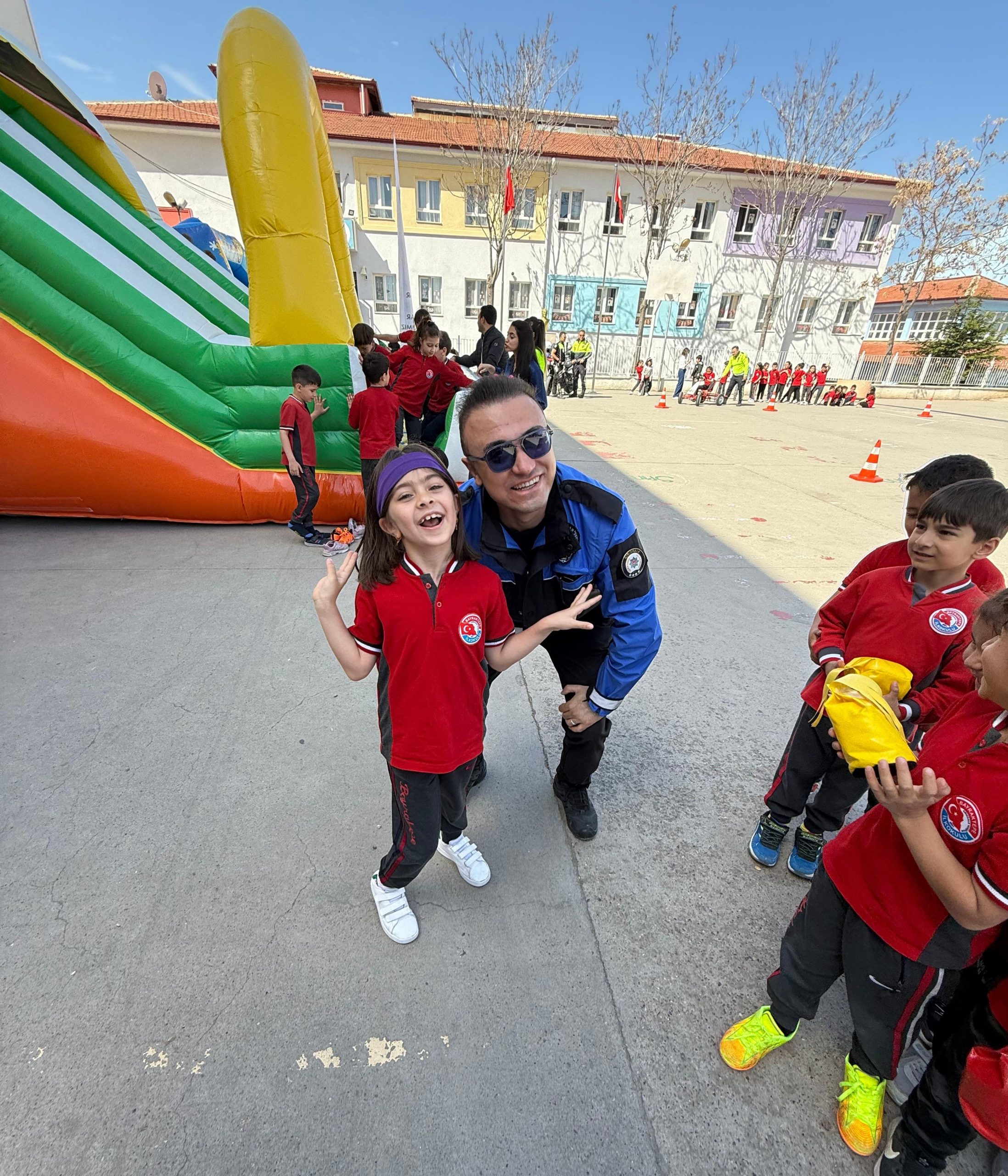 Kırıkkale'de Trafik Haftası Şenliği: Çocuklar Hem Eğlendi Hem Öğrendi 2 GqgyyM W8AAAdOm scaled