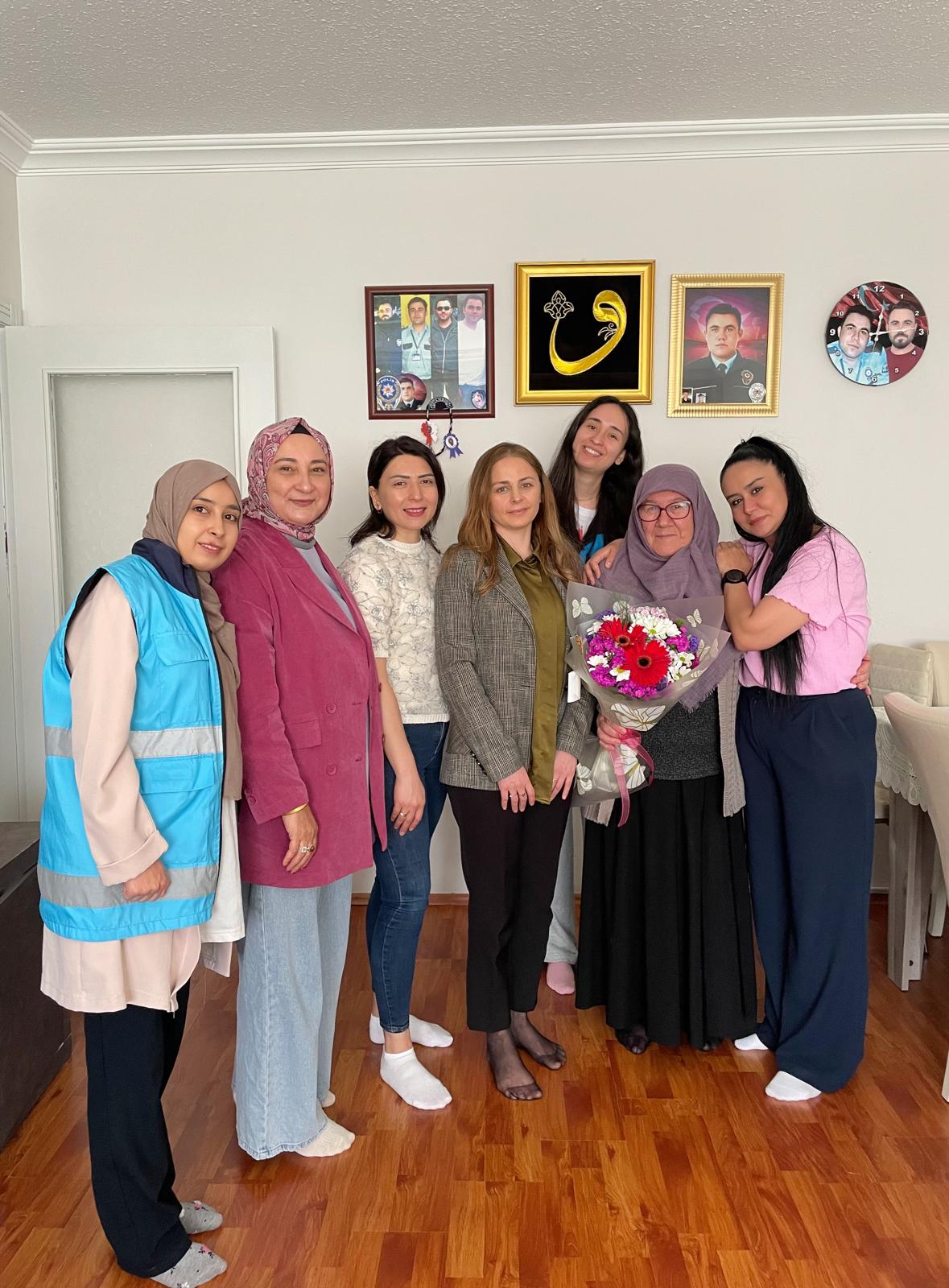 Kırıkkale'de Vefanın Adı: Gençlerden Anneler Günü'nde Şehit Annelerine Sürpriz Ziyaret 2 GqhGV3dWIAAYF8T