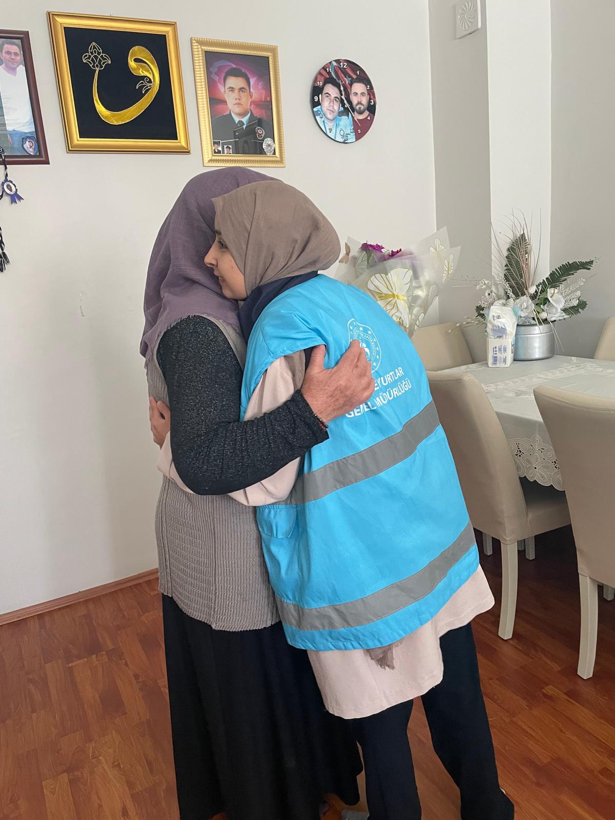 Kırıkkale'de Vefanın Adı: Gençlerden Anneler Günü'nde Şehit Annelerine Sürpriz Ziyaret 3 GqhGV9oWoAAathI