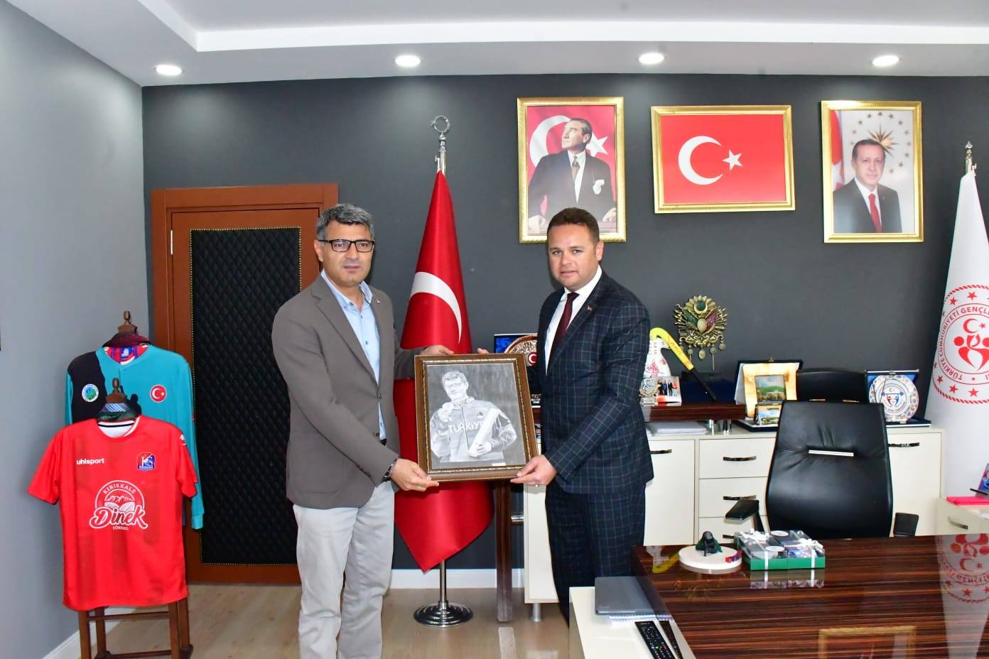 Olimpiyat Madalyalı Milli Atıcı Yusuf Dikeç Kırıkkale'de Gençlere İlham Verdi 4 yusuf dikec kirikkale 5