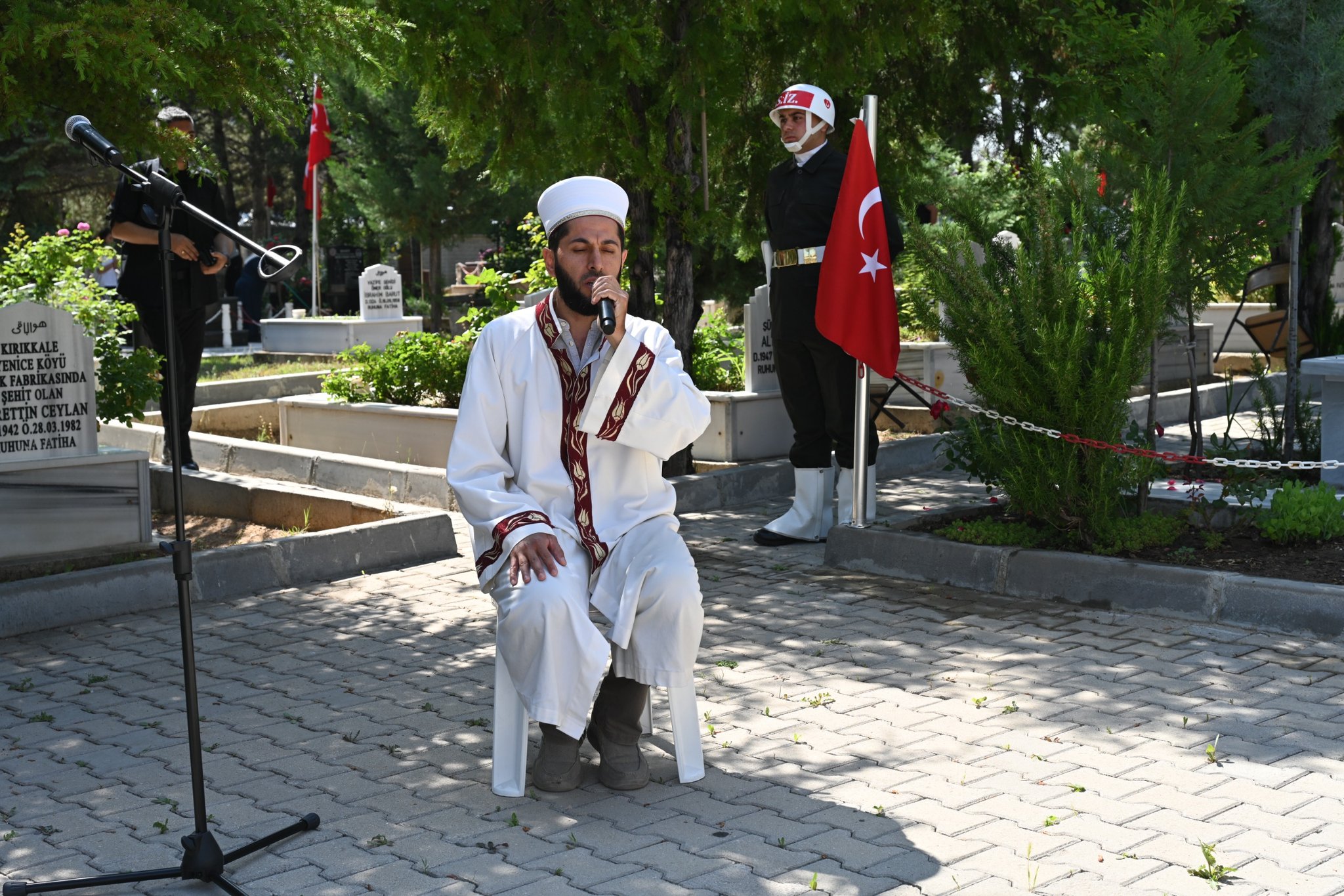 Kırıkkale'de Bayram Arifesinde Şehitlik Ziyareti: 'Vatan Size Minnettar' 2 20250605 145635