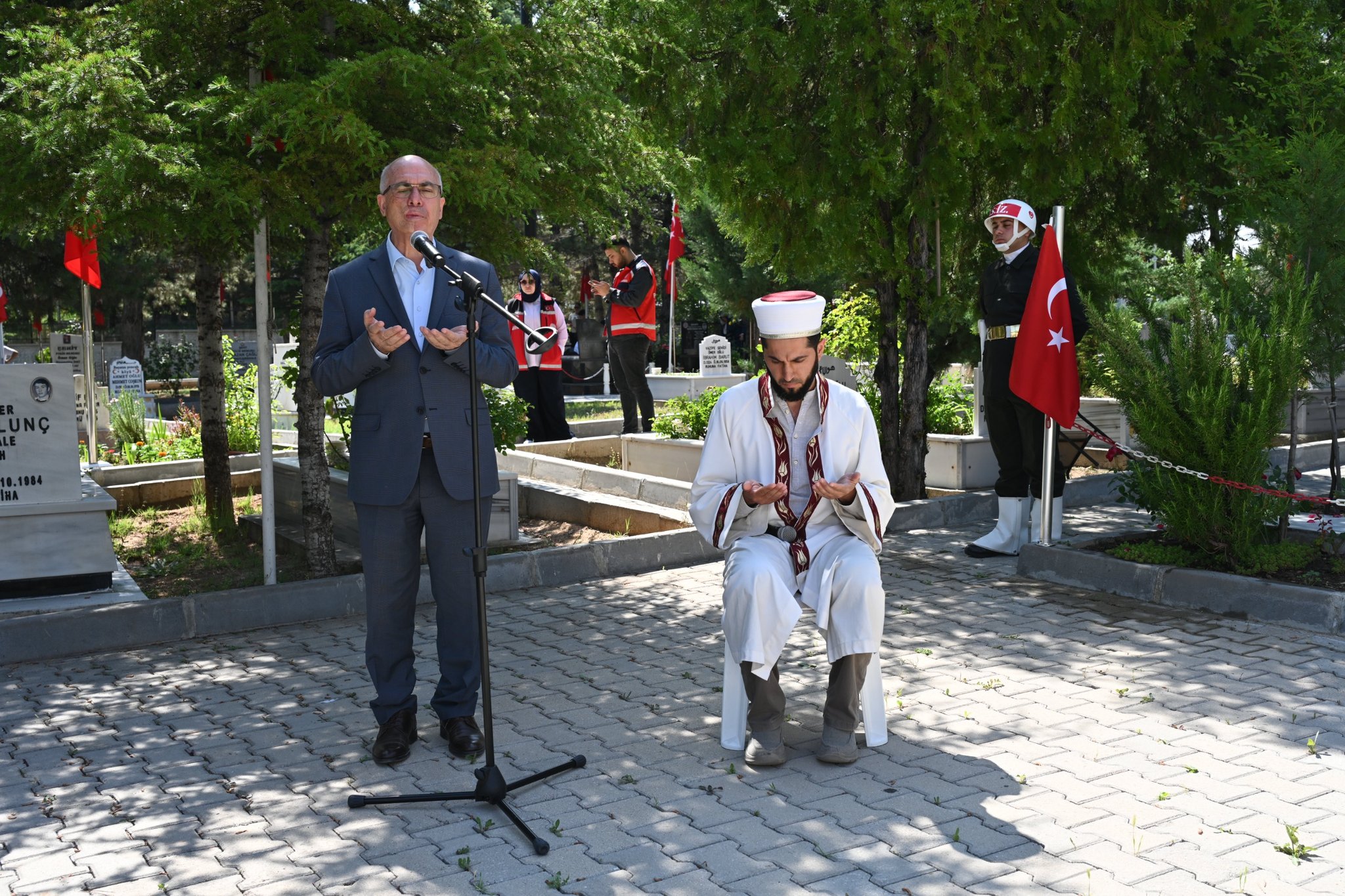 Kırıkkale'de Bayram Arifesinde Şehitlik Ziyareti: 'Vatan Size Minnettar' 1 20250605 145639