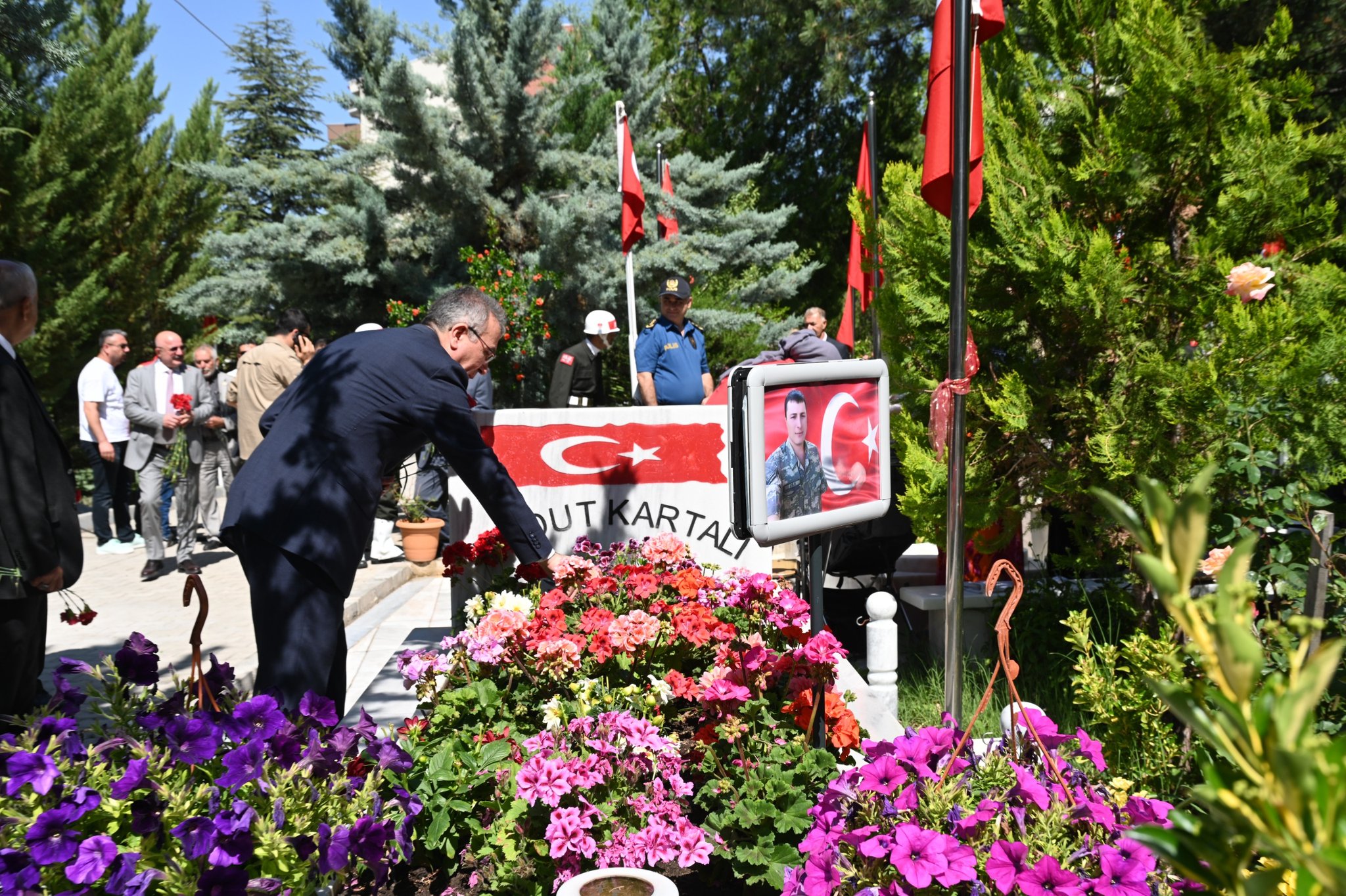 Kırıkkale'de Bayram Arifesinde Şehitlik Ziyareti: 'Vatan Size Minnettar' 4 20250605 145649