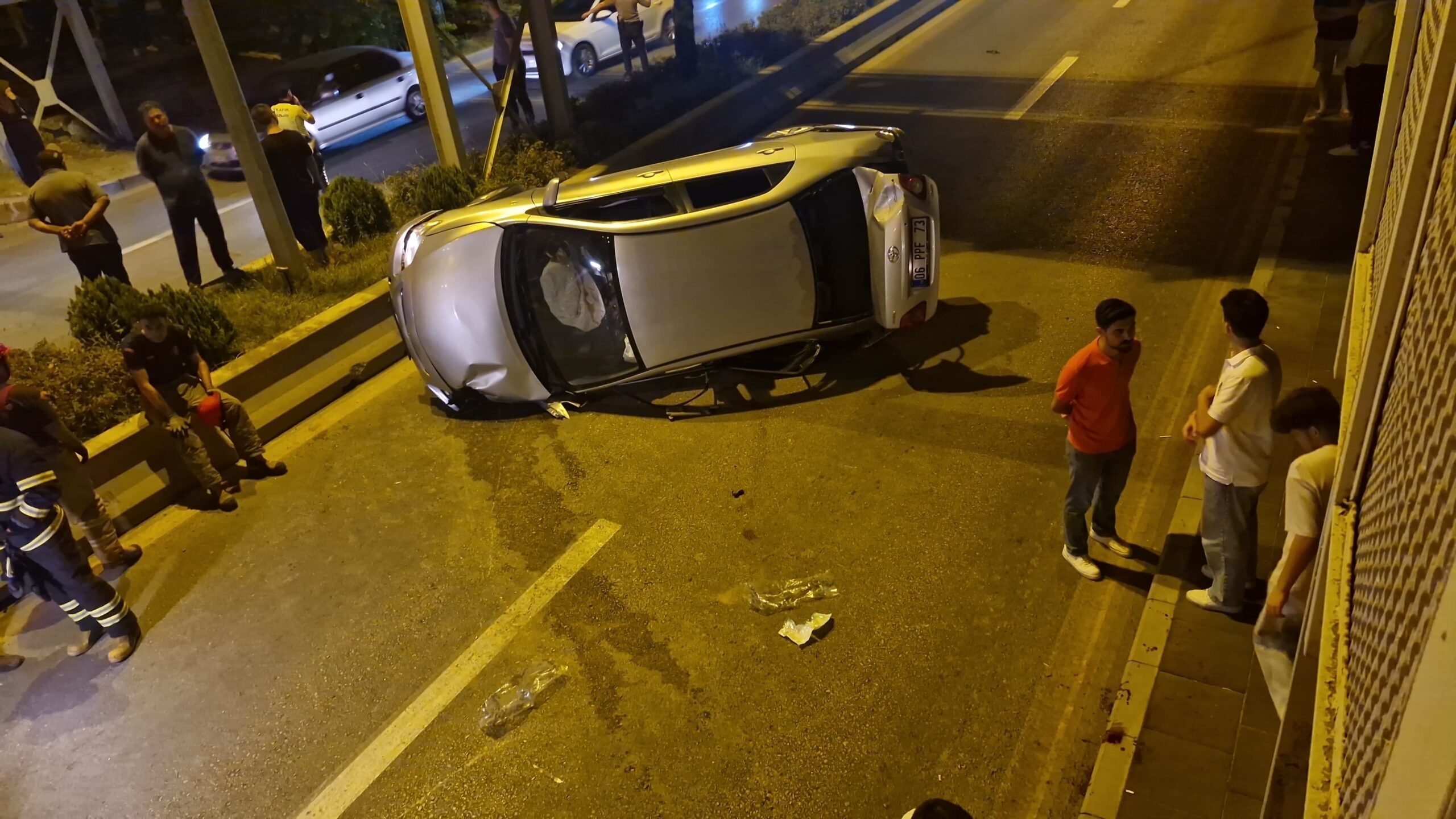 Kırıkkale'de Kontrolden Çıkan Otomobil Üst Geçide Çarparak Hurdaya Döndü: 3 Yaralı 1 IMG 20250824 WA0019 scaled